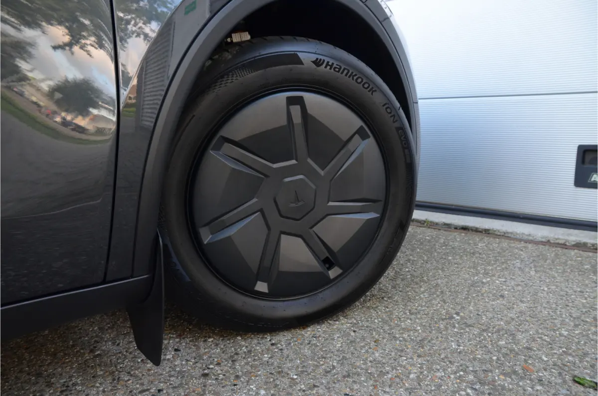 Standard RWD 58 kWh Juniper, Trekhaak (twv 1.350,-), Stealth Grey (twv 1.300,-)