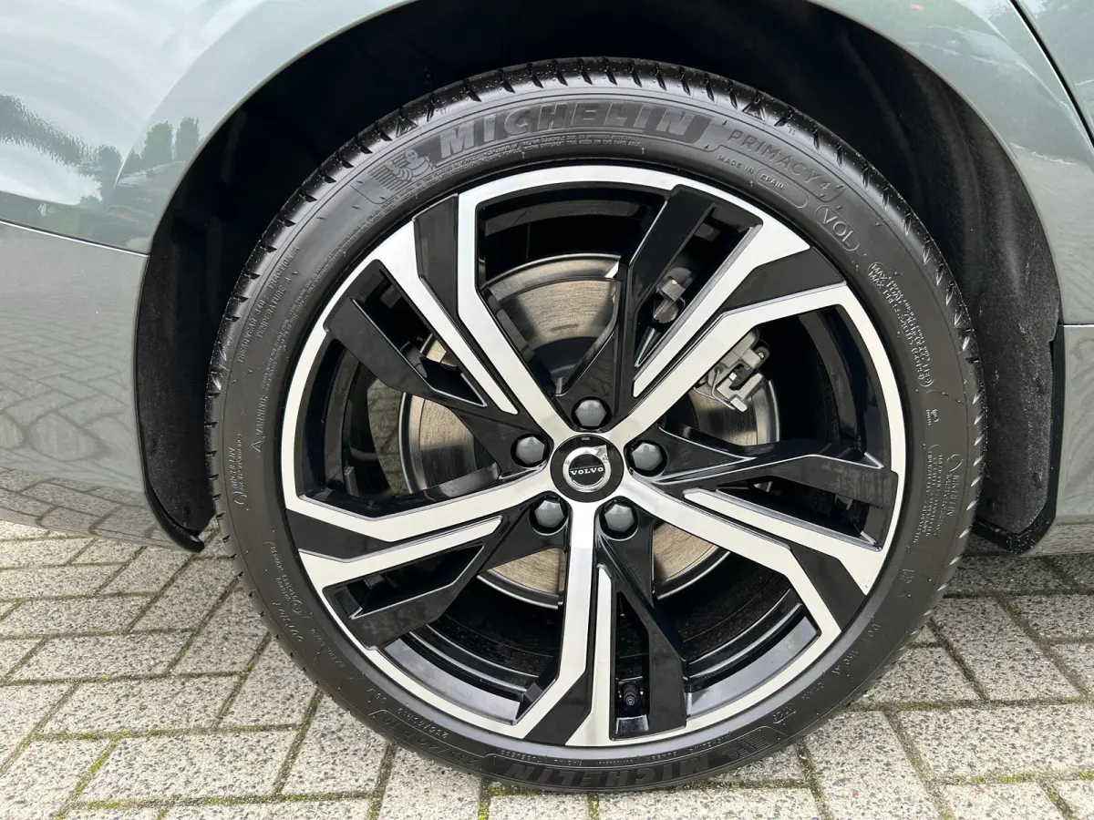 2.0 T6 Plug-in hybrid AWD Ultra Dark | Black Pakket | Massage | B&W | HUD | Gelaagd glas | Pano |