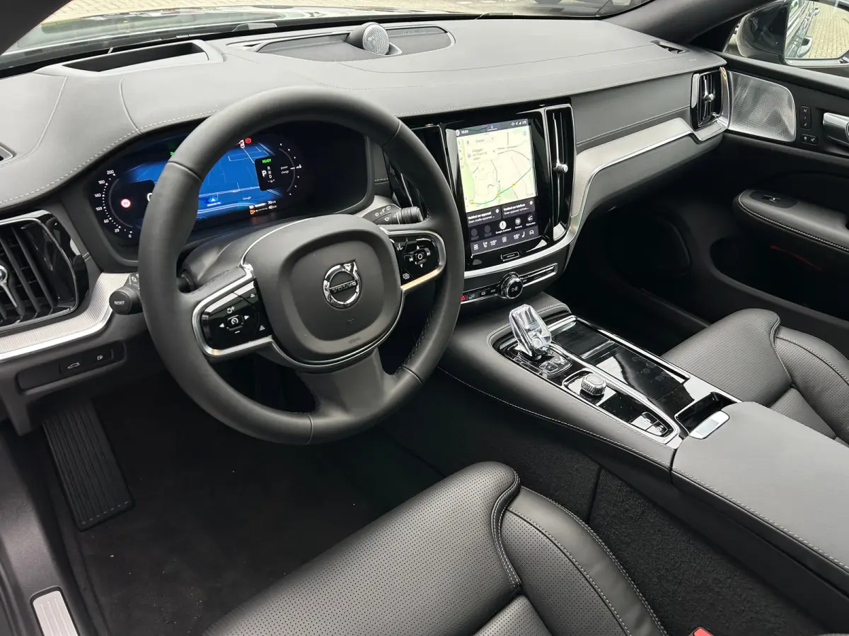 2.0 T6 Plug-in hybrid AWD Ultra Dark | Black Pakket | Massage | B&W | HUD | Gelaagd glas | Pano |