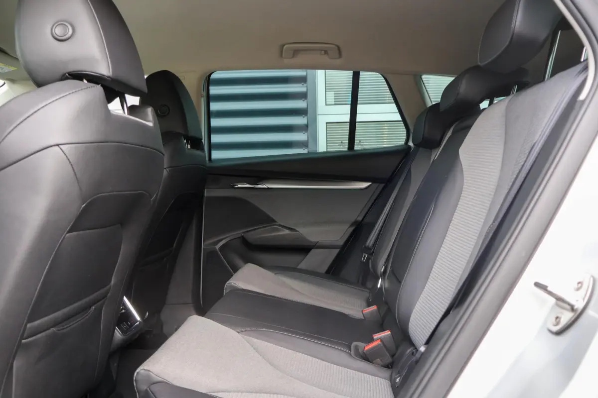 60 180pk | SoH 93% | Navigatie | Apple CarPlay/ Android Auto | Parkeersensoren Voor/Achter | Cruise Control | Stoelverwarming