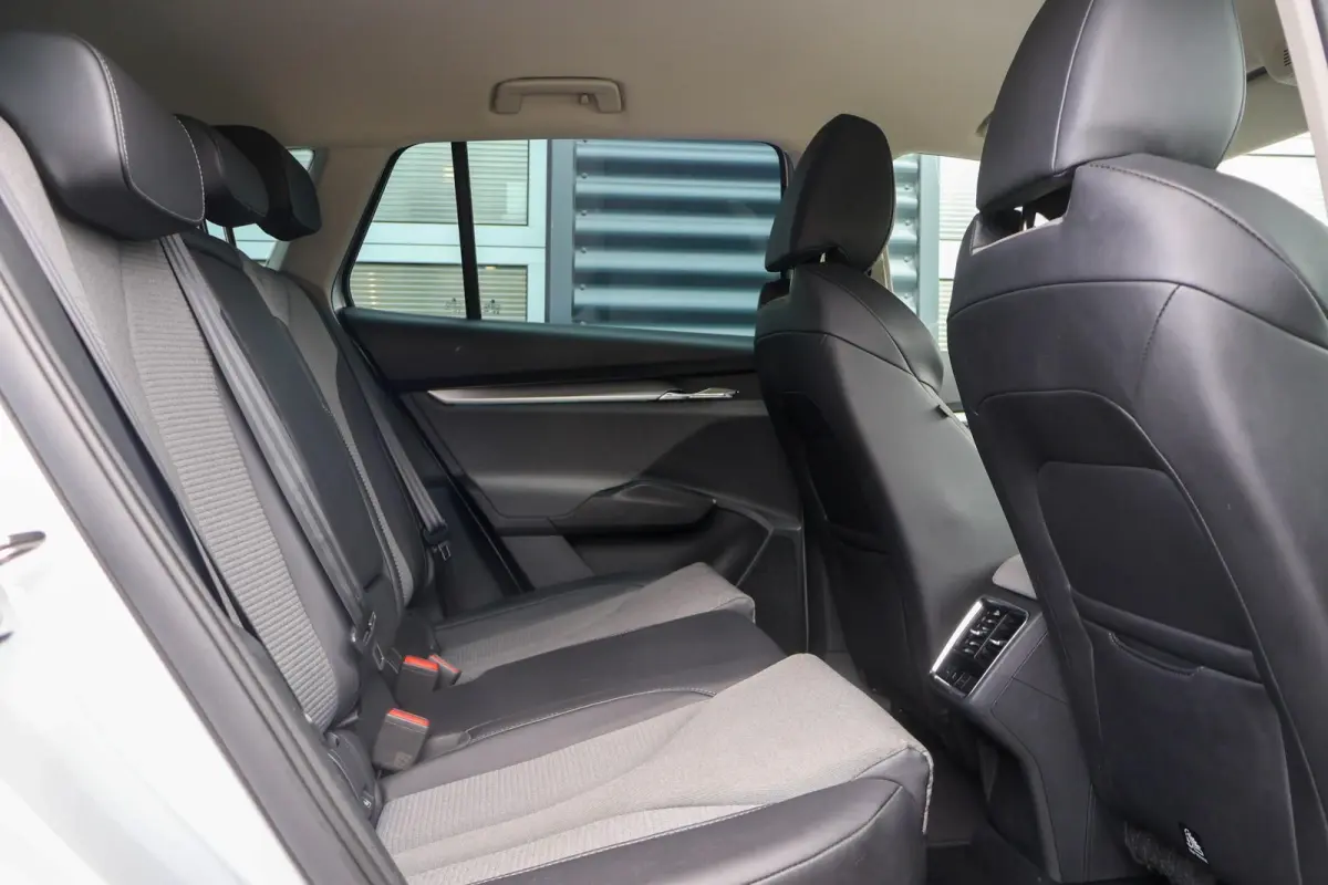 60 180pk | SoH 93% | Navigatie | Apple CarPlay/ Android Auto | Parkeersensoren Voor/Achter | Cruise Control | Stoelverwarming