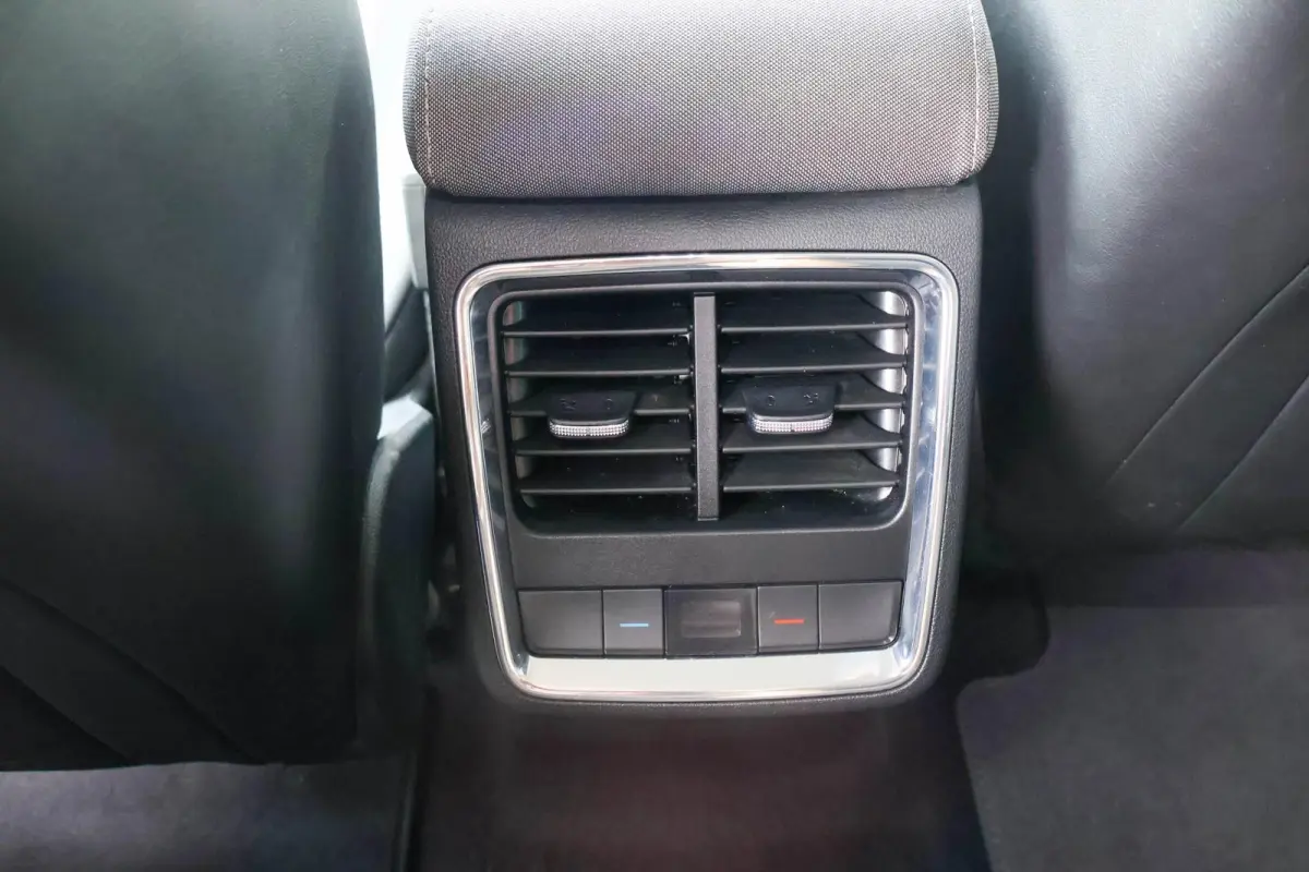 60 180pk | SoH 93% | Navigatie | Apple CarPlay/ Android Auto | Parkeersensoren Voor/Achter | Cruise Control | Stoelverwarming