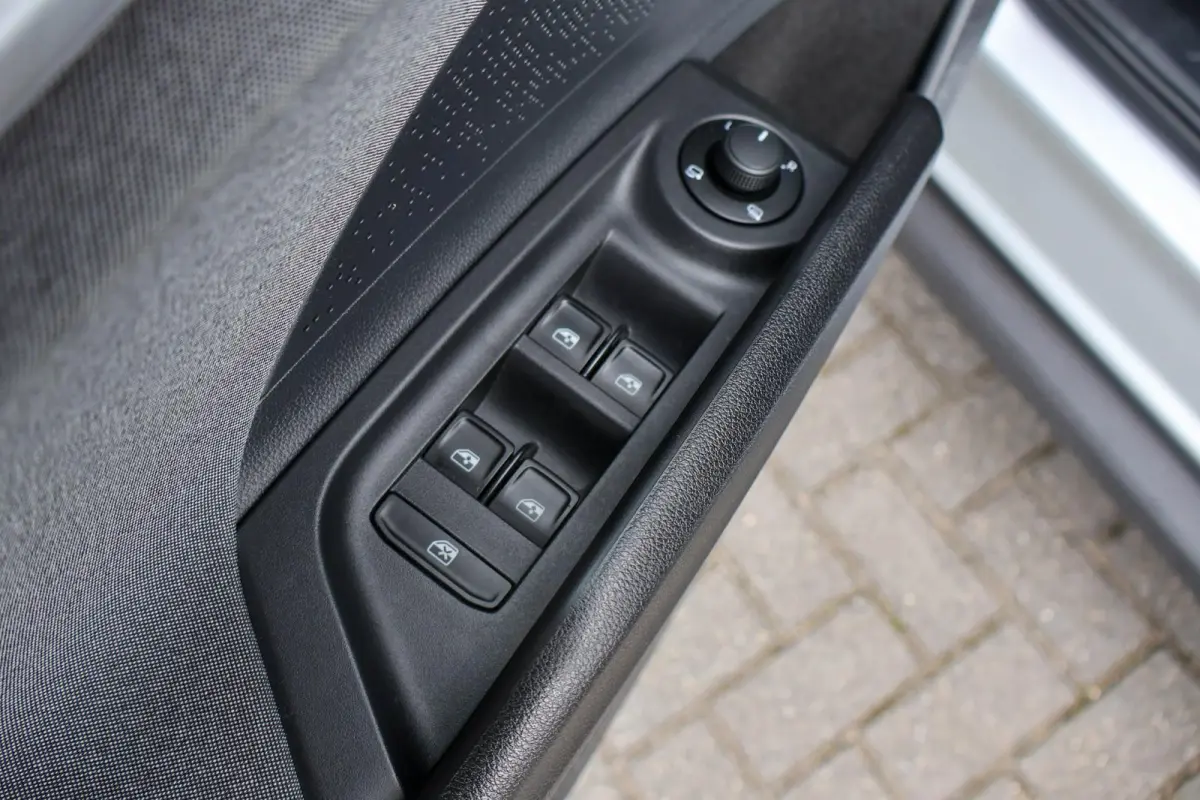 60 180pk | SoH 93% | Navigatie | Apple CarPlay/ Android Auto | Parkeersensoren Voor/Achter | Cruise Control | Stoelverwarming