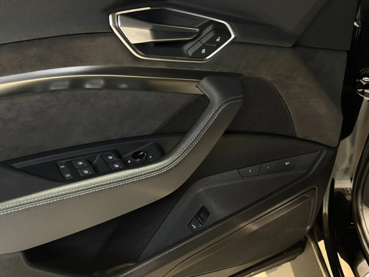 E-tron 50 quattro edition Black 71 kWh|Pano|Matrix|Memory|S line|Keyless|