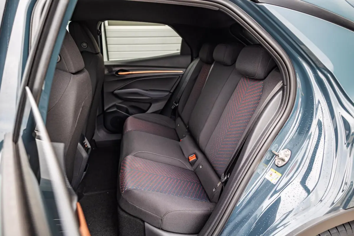Business First Edition 211pk 56 kWh | Velgen 18'' | Sportstoelen