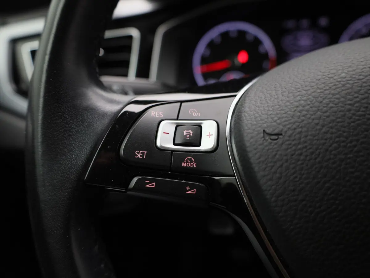 1.0 TSI Highline | 95 PK | Apple Carpaly / Android Auto | Lichtmetalen Velgen | Cruise Control Adaptief | Parkeersensoren |