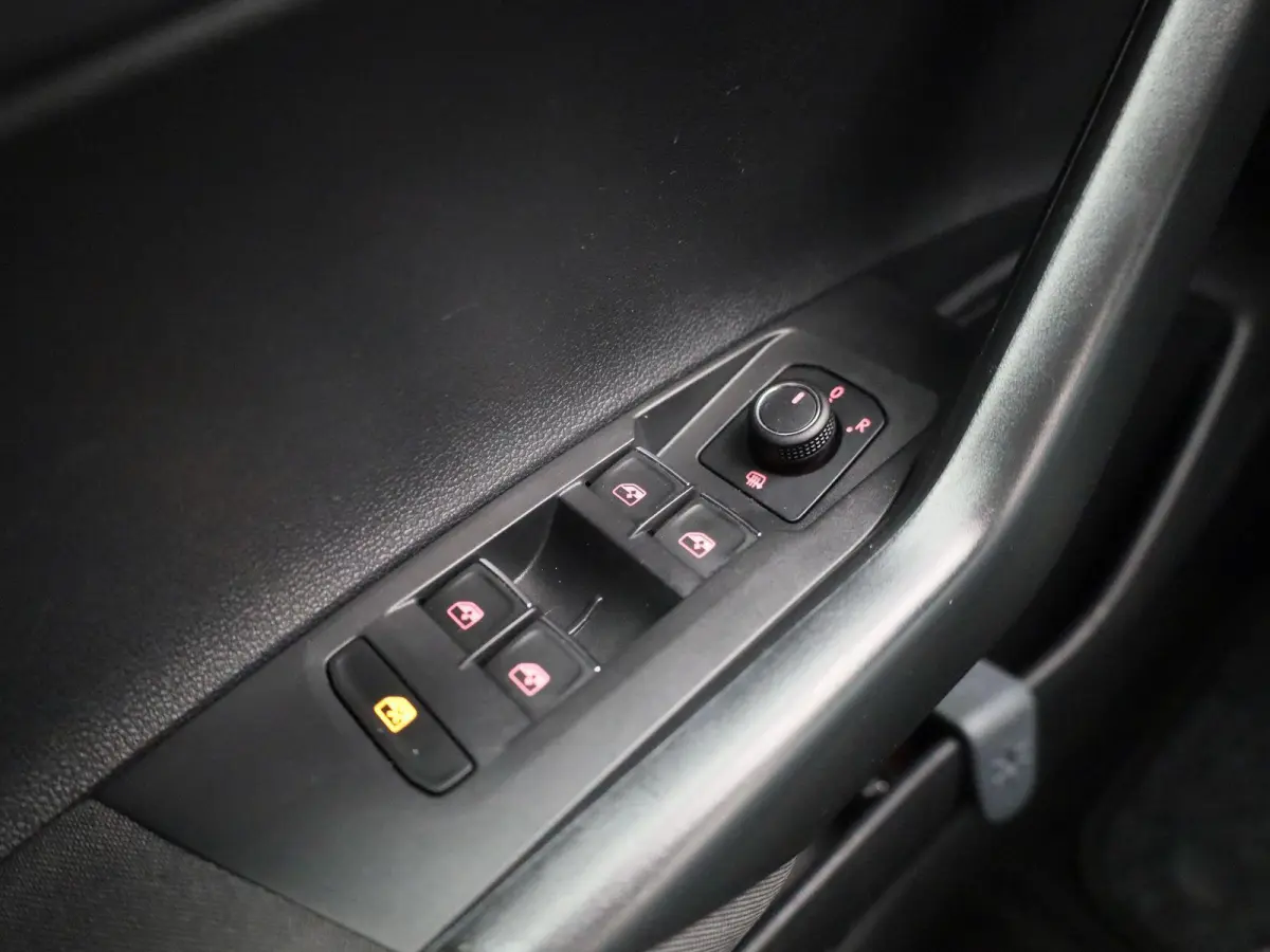 1.0 TSI Highline | 95 PK | Apple Carpaly / Android Auto | Lichtmetalen Velgen | Cruise Control Adaptief | Parkeersensoren |