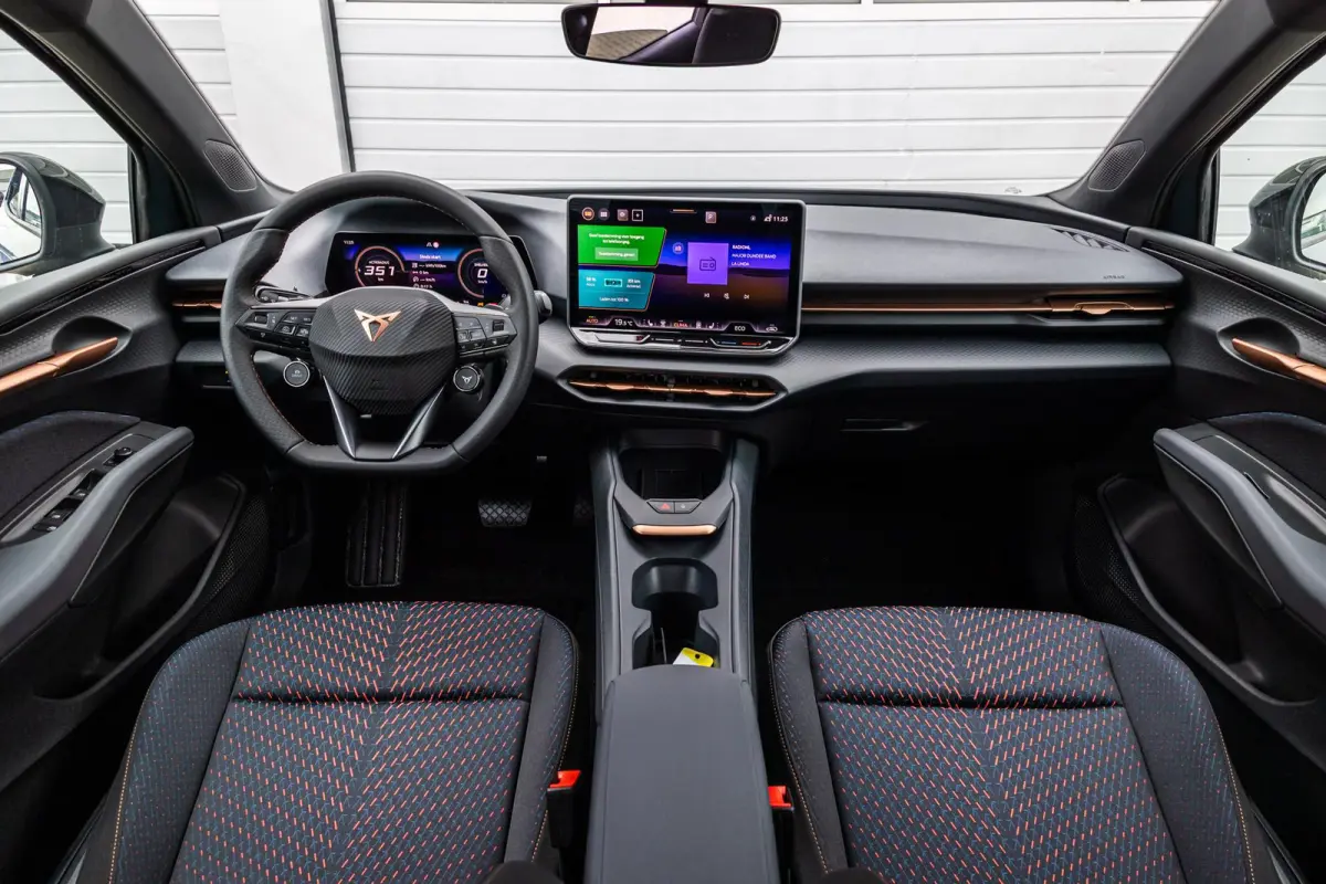 Business First Edition 211pk 56 kWh | Velgen 18'' | Sportstoelen