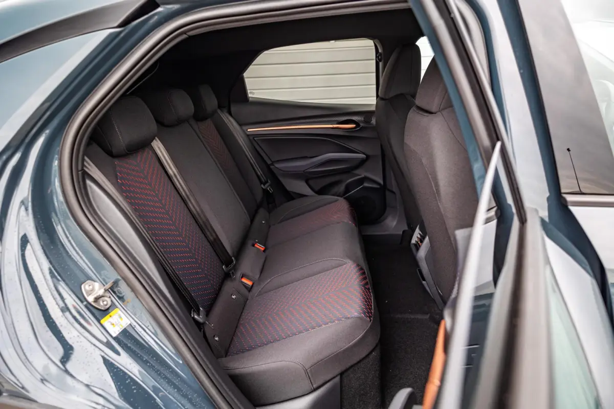 Business First Edition 211pk 56 kWh | Velgen 18'' | Sportstoelen