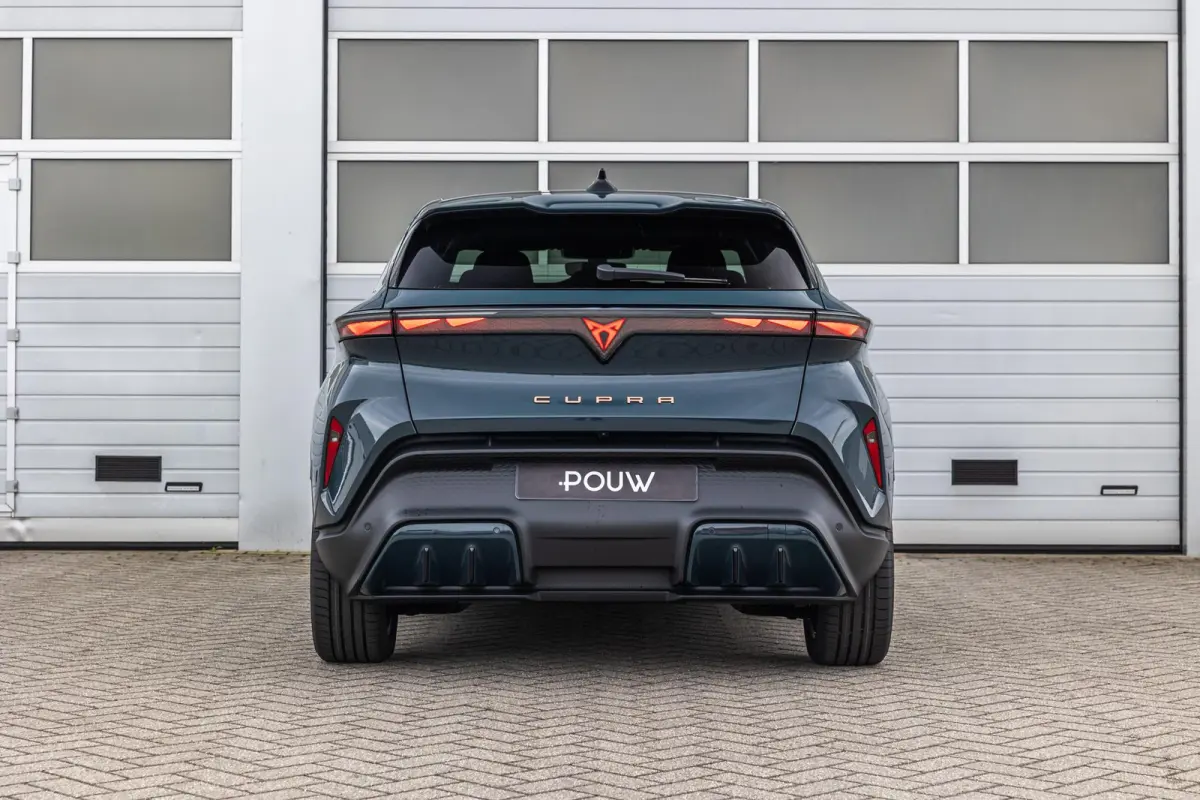 Business First Edition 211pk 56 kWh | Velgen 18'' | Sportstoelen