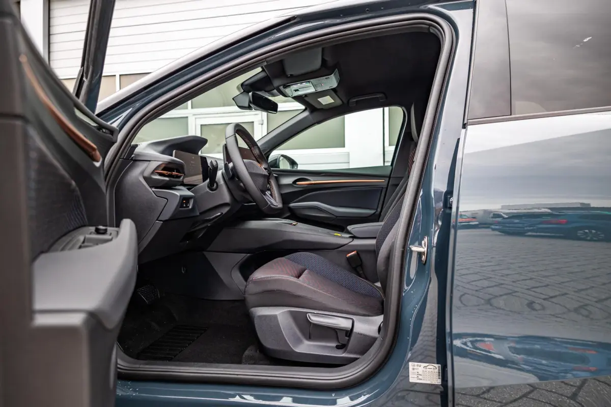 Business First Edition 211pk 56 kWh | Velgen 18'' | Sportstoelen