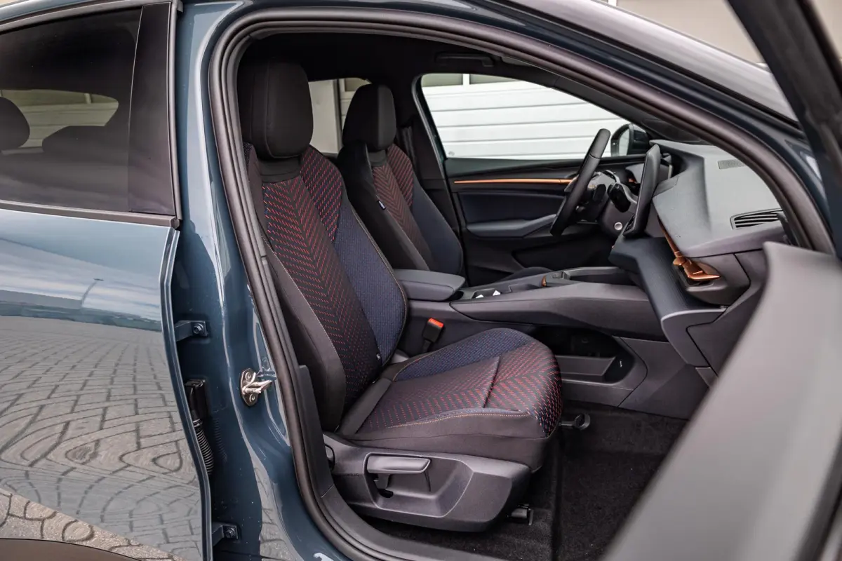 Business First Edition 211pk 56 kWh | Velgen 18'' | Sportstoelen