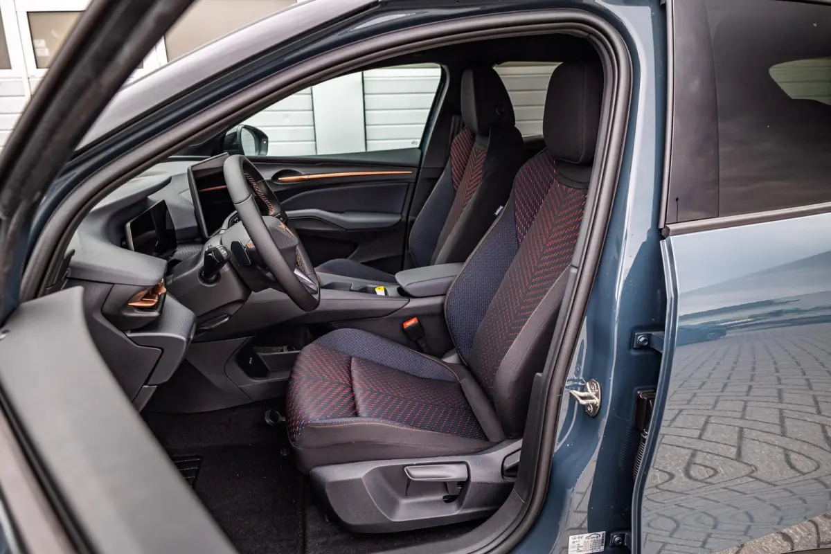 Business First Edition 211pk 56 kWh | Velgen 18'' | Sportstoelen