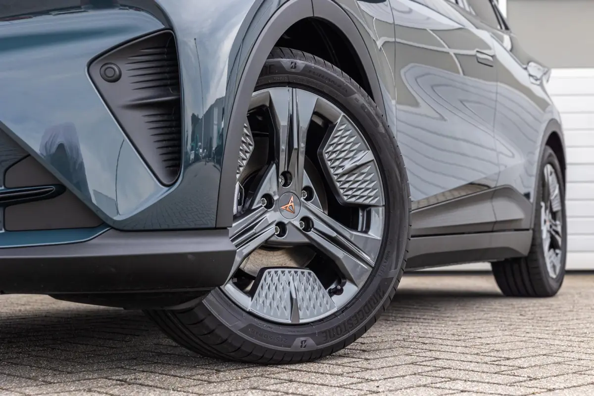Business First Edition 211pk 56 kWh | Velgen 18'' | Sportstoelen