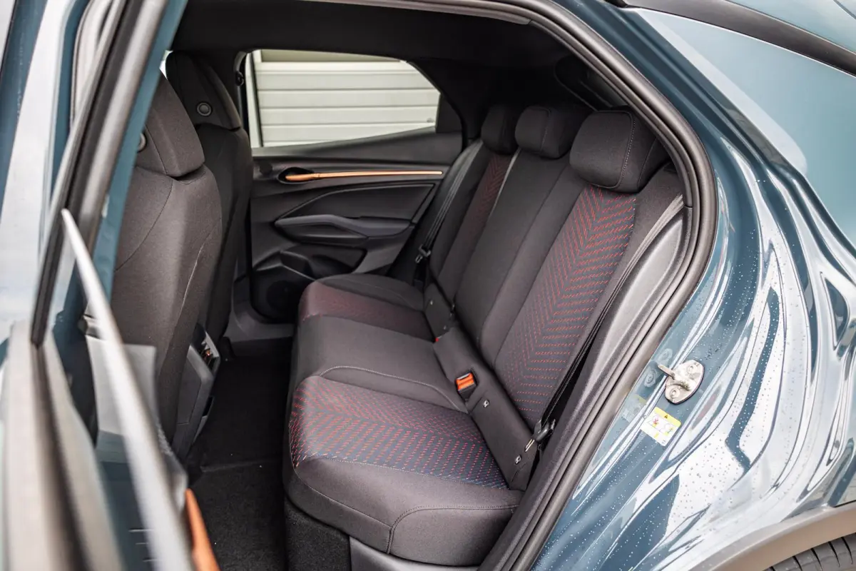 Business First Edition 211pk 56 kWh | Velgen 18'' | Sportstoelen