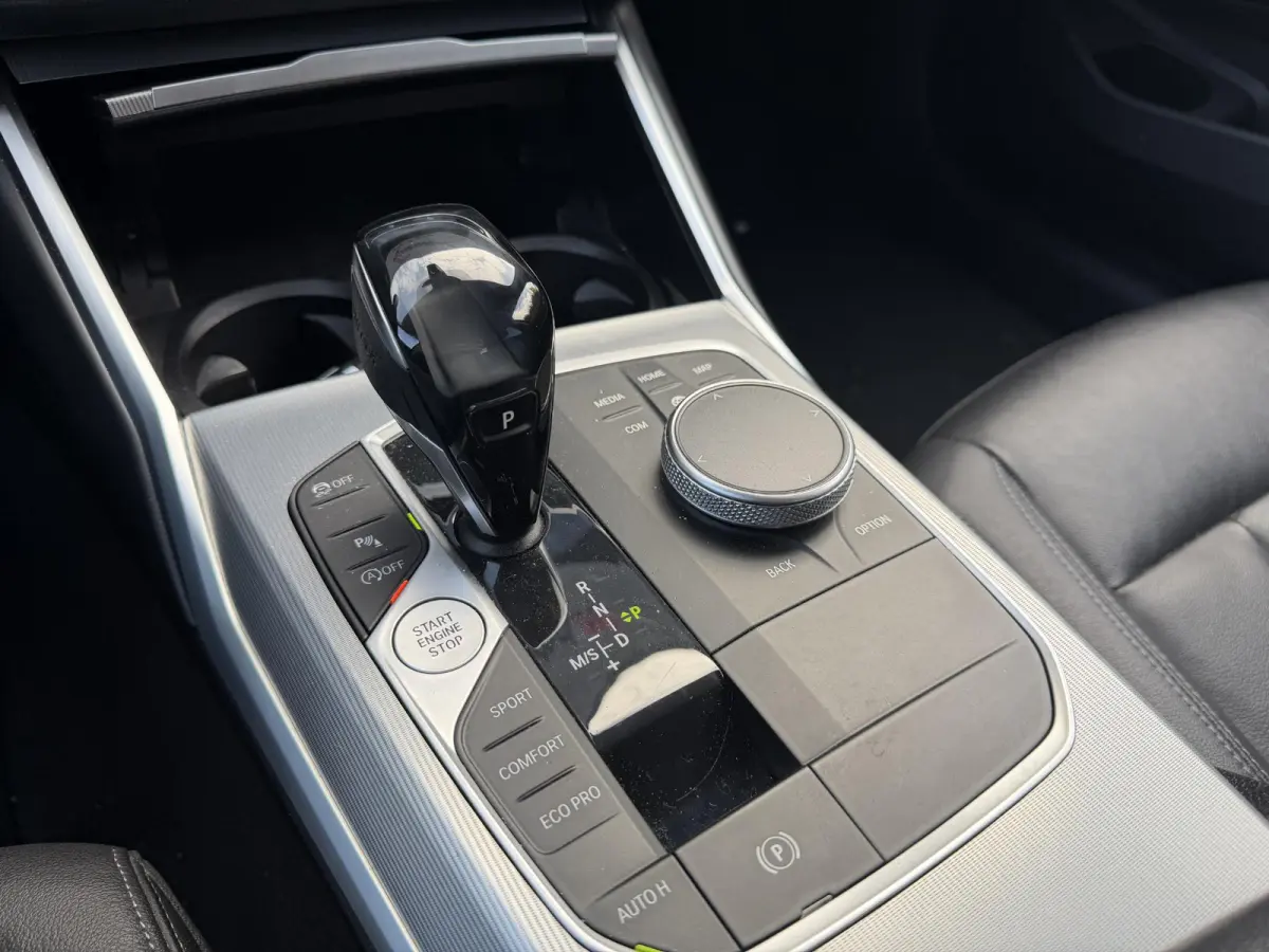 320i xDrive High Executive Edition | Navigatie | Head-Up Display | DAB | Privacy Glass | Lederen Bekleding |