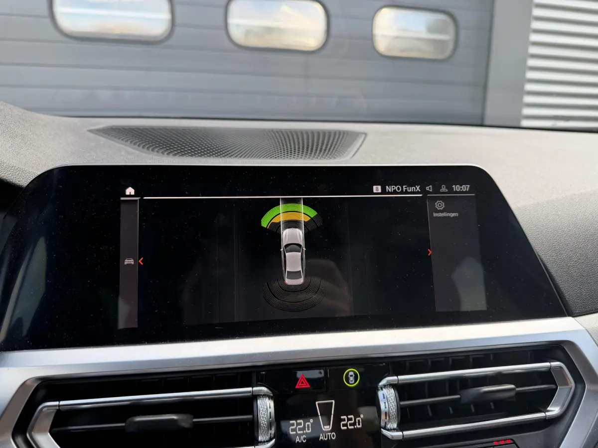 320i xDrive High Executive Edition | Navigatie | Head-Up Display | DAB | Privacy Glass | Lederen Bekleding |