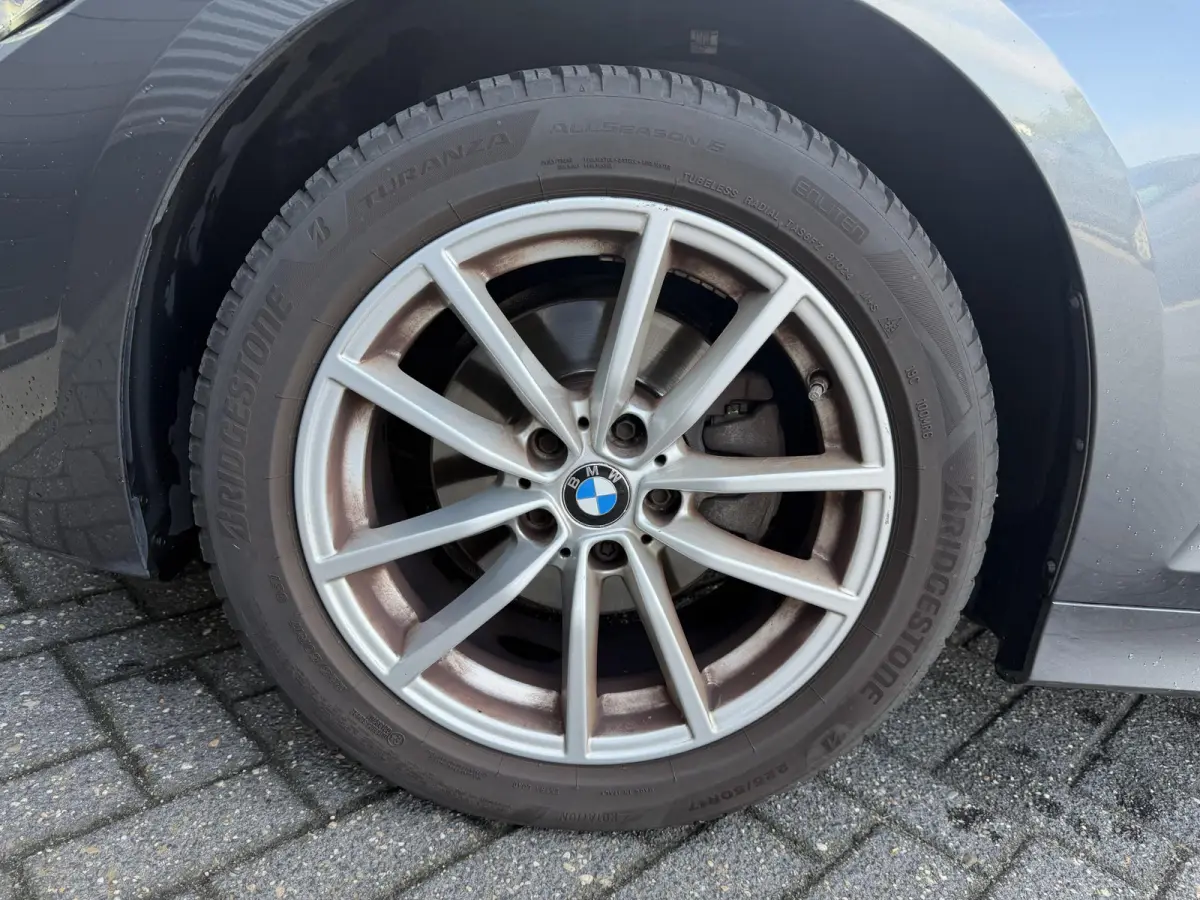 320i xDrive High Executive Edition | Navigatie | Head-Up Display | DAB | Privacy Glass | Lederen Bekleding |