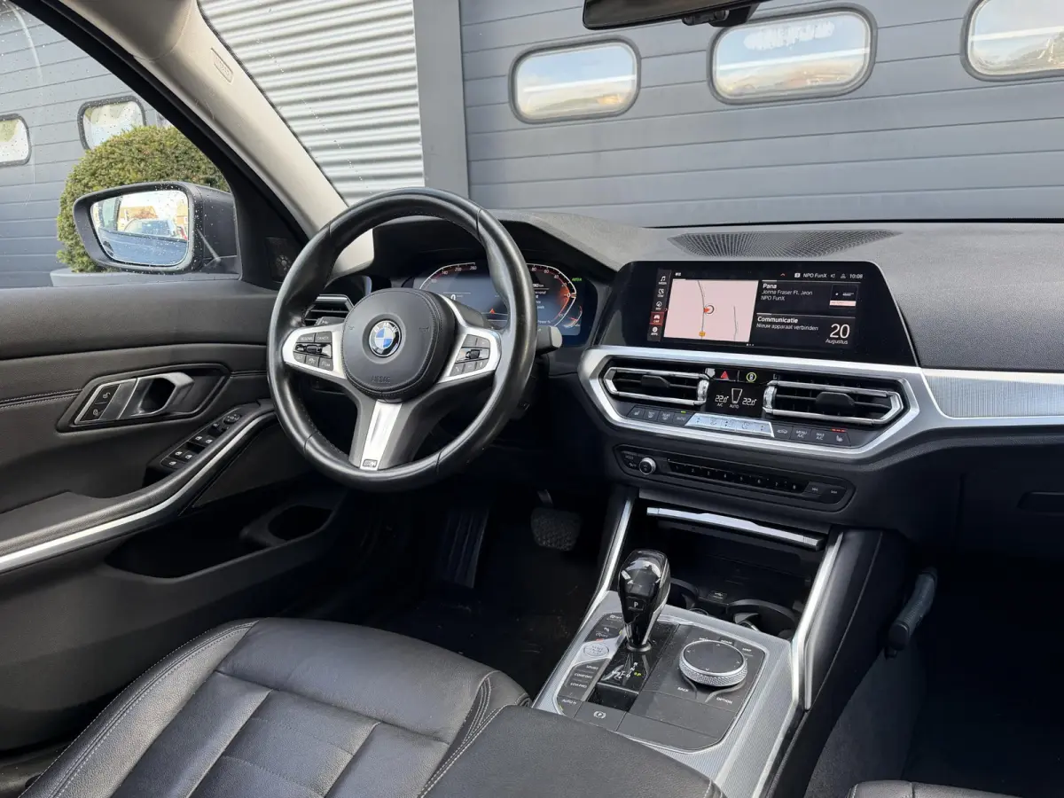 320i xDrive High Executive Edition | Navigatie | Head-Up Display | DAB | Privacy Glass | Lederen Bekleding |
