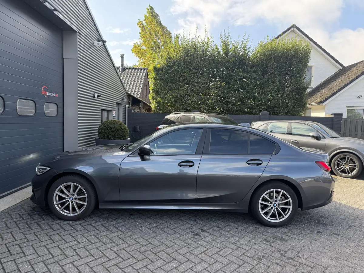 320i xDrive High Executive Edition | Navigatie | Head-Up Display | DAB | Privacy Glass | Lederen Bekleding |