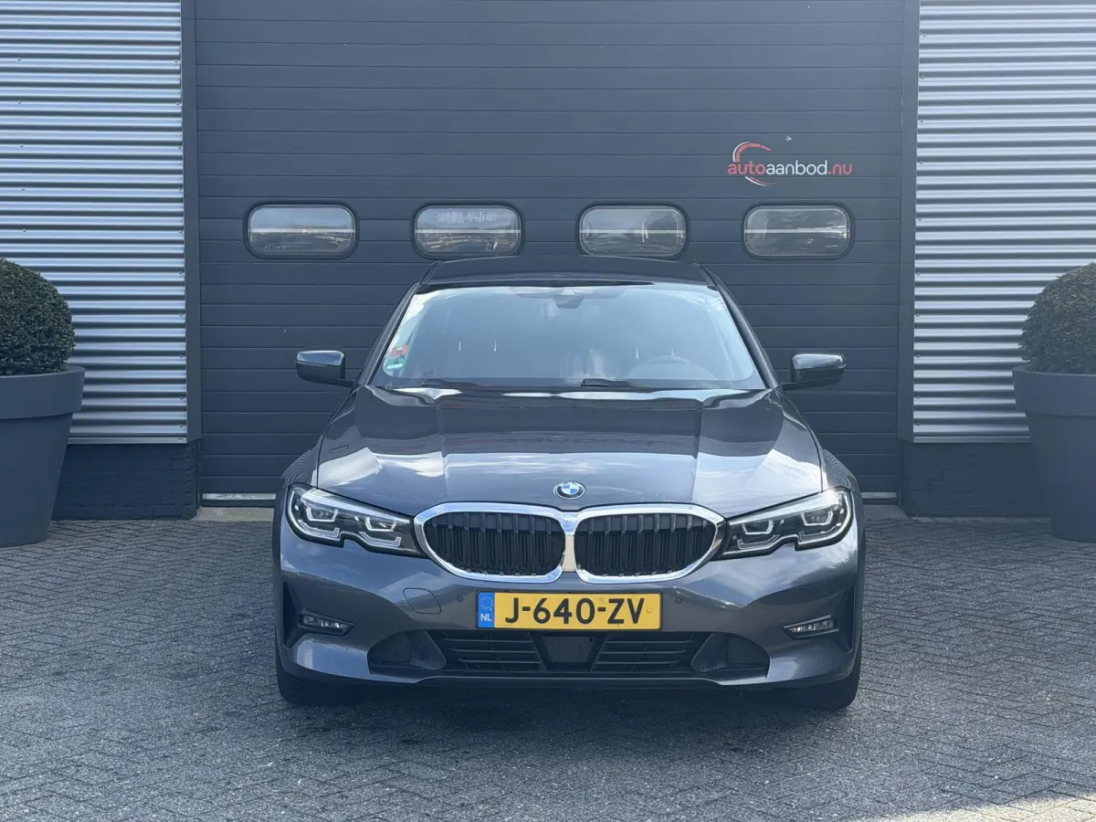 320i xDrive High Executive Edition | Navigatie | Head-Up Display | DAB | Privacy Glass | Lederen Bekleding |