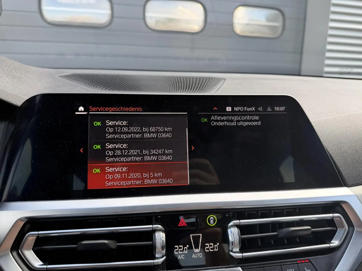 320i xDrive High Executive Edition | Navigatie | Head-Up Display | DAB | Privacy Glass | Lederen Bekleding |
