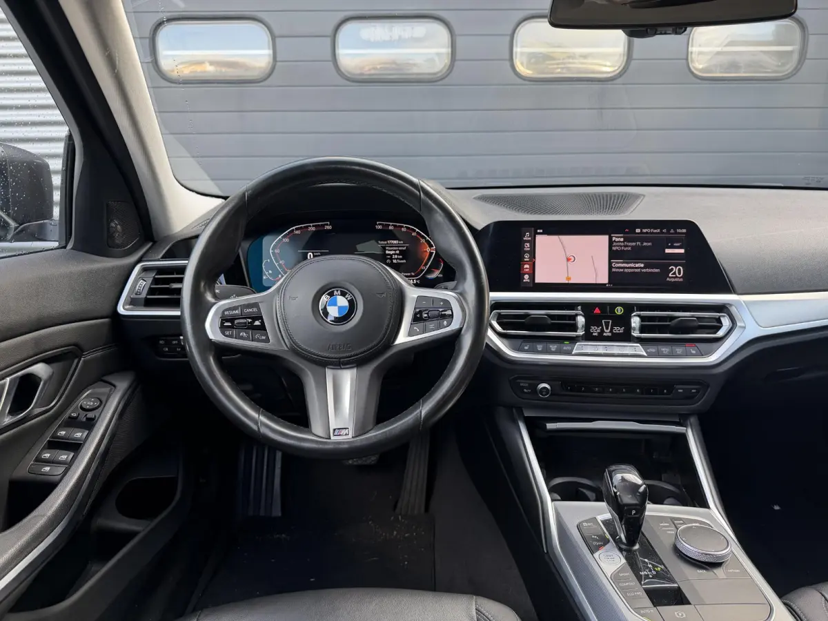 320i xDrive High Executive Edition | Navigatie | Head-Up Display | DAB | Privacy Glass | Lederen Bekleding |