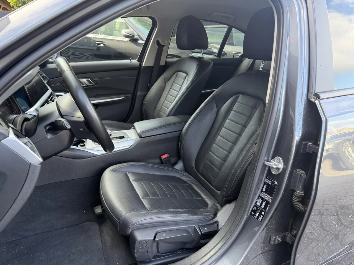 320i xDrive High Executive Edition | Navigatie | Head-Up Display | DAB | Privacy Glass | Lederen Bekleding |