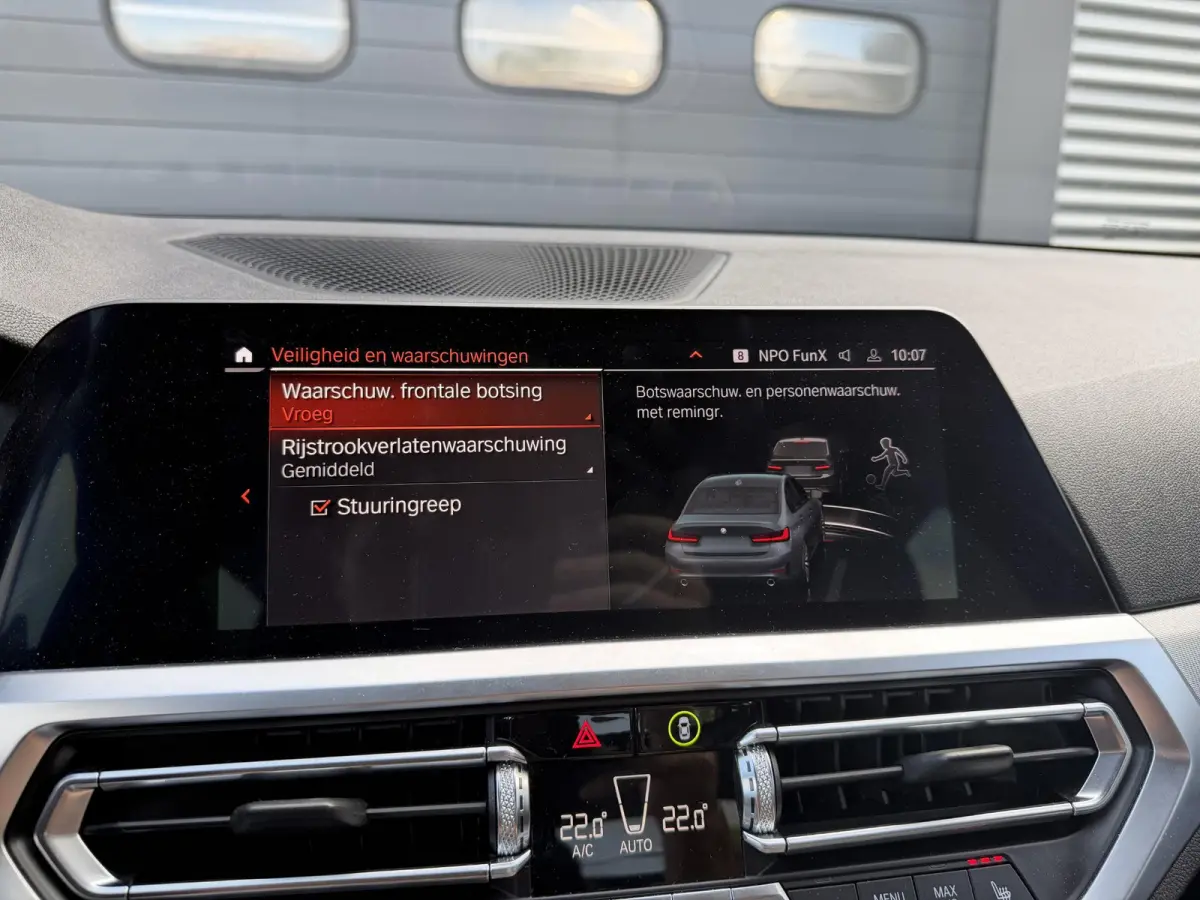 320i xDrive High Executive Edition | Navigatie | Head-Up Display | DAB | Privacy Glass | Lederen Bekleding |