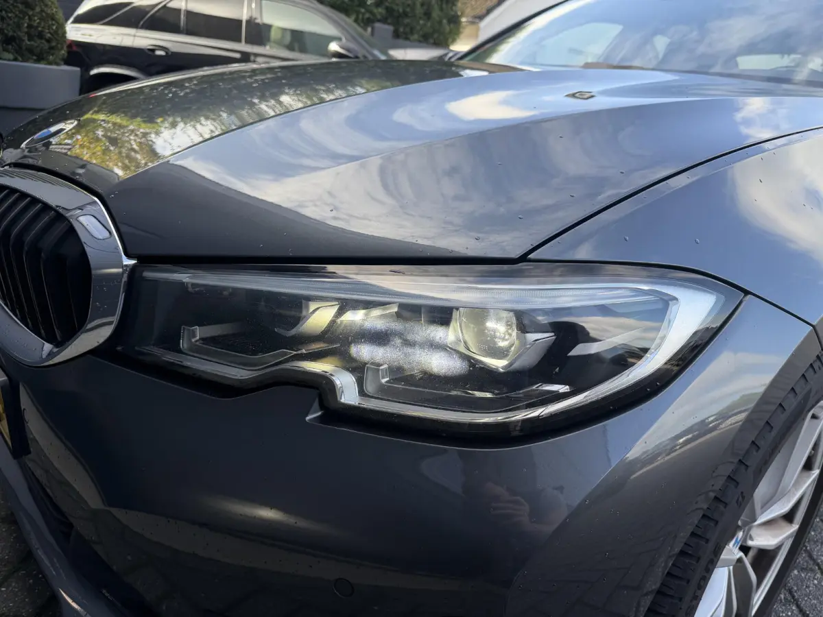 320i xDrive High Executive Edition | Navigatie | Head-Up Display | DAB | Privacy Glass | Lederen Bekleding |