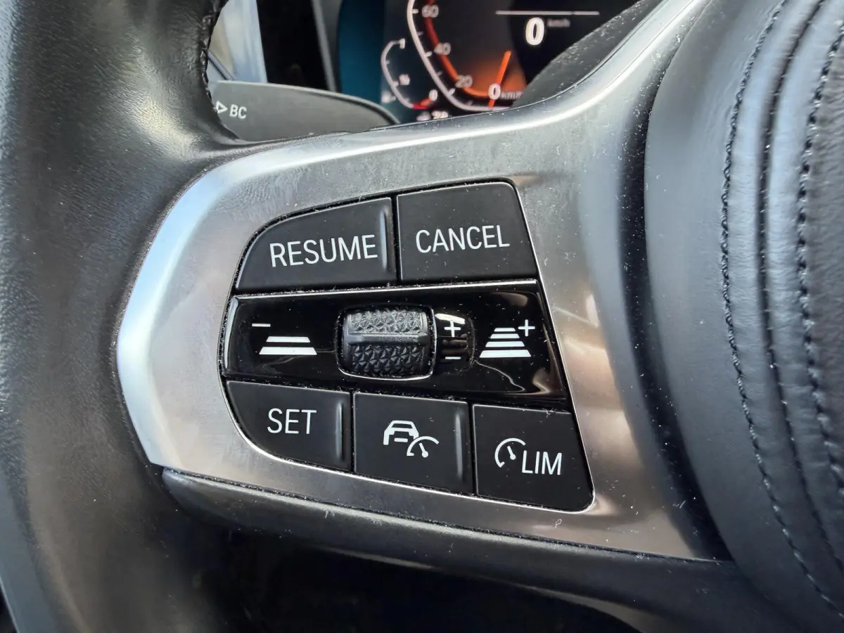 320i xDrive High Executive Edition | Navigatie | Head-Up Display | DAB | Privacy Glass | Lederen Bekleding |