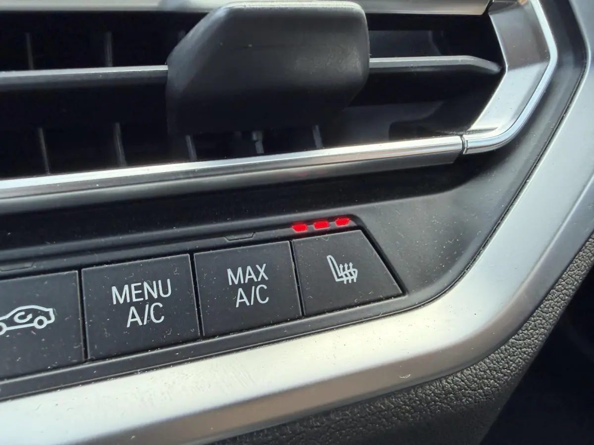 320i xDrive High Executive Edition | Navigatie | Head-Up Display | DAB | Privacy Glass | Lederen Bekleding |
