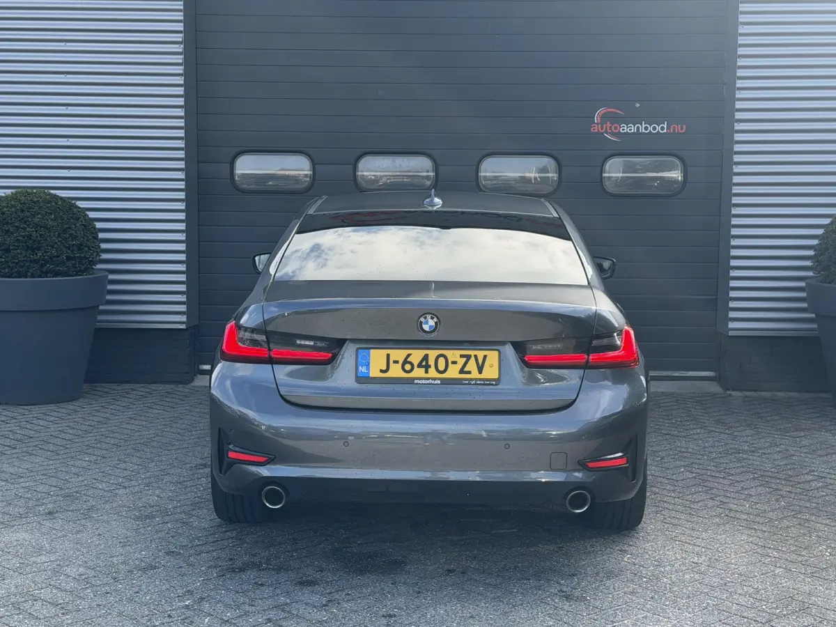 320i xDrive High Executive Edition | Navigatie | Head-Up Display | DAB | Privacy Glass | Lederen Bekleding |
