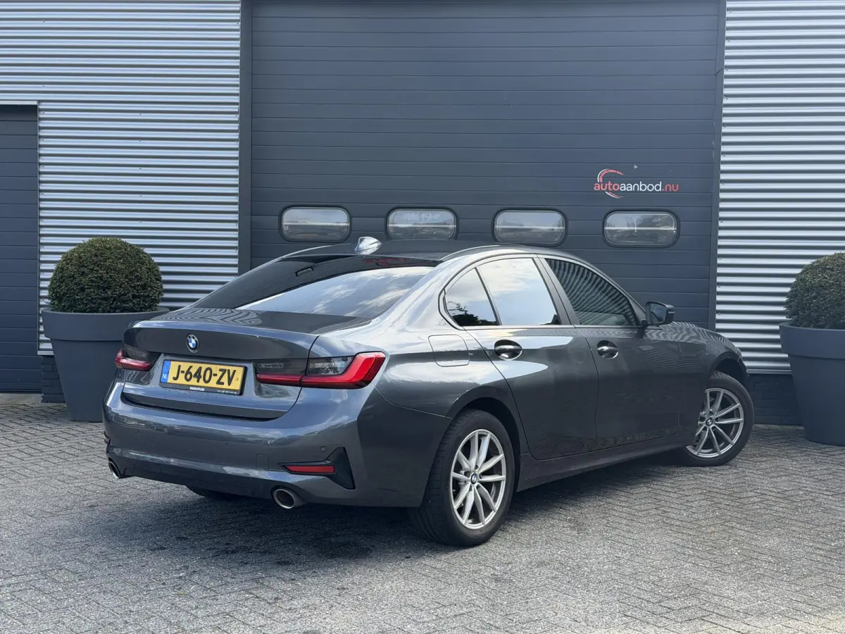320i xDrive High Executive Edition | Navigatie | Head-Up Display | DAB | Privacy Glass | Lederen Bekleding |