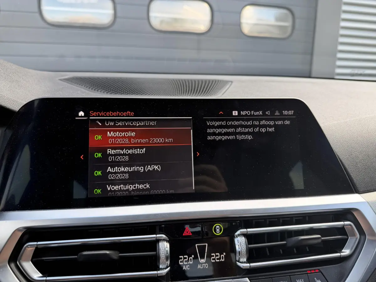 320i xDrive High Executive Edition | Navigatie | Head-Up Display | DAB | Privacy Glass | Lederen Bekleding |