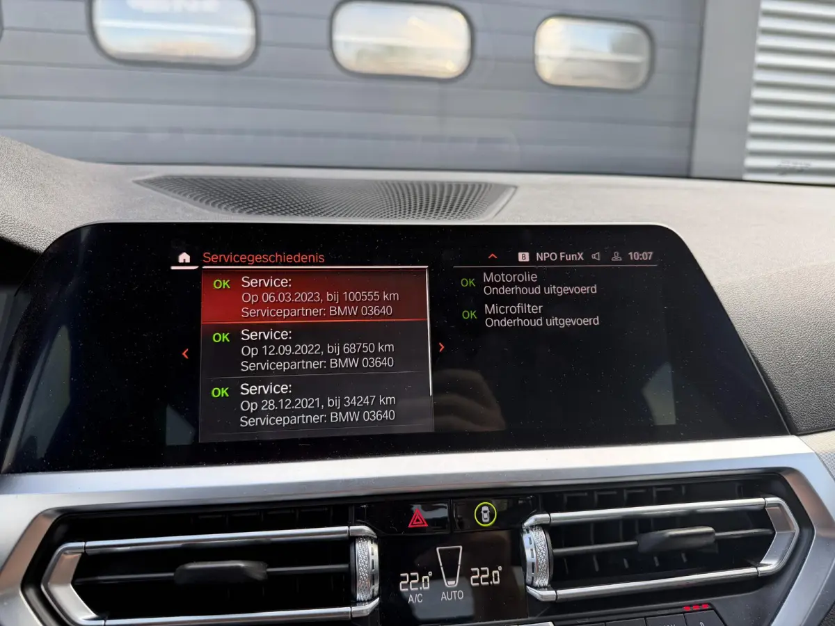 320i xDrive High Executive Edition | Navigatie | Head-Up Display | DAB | Privacy Glass | Lederen Bekleding |