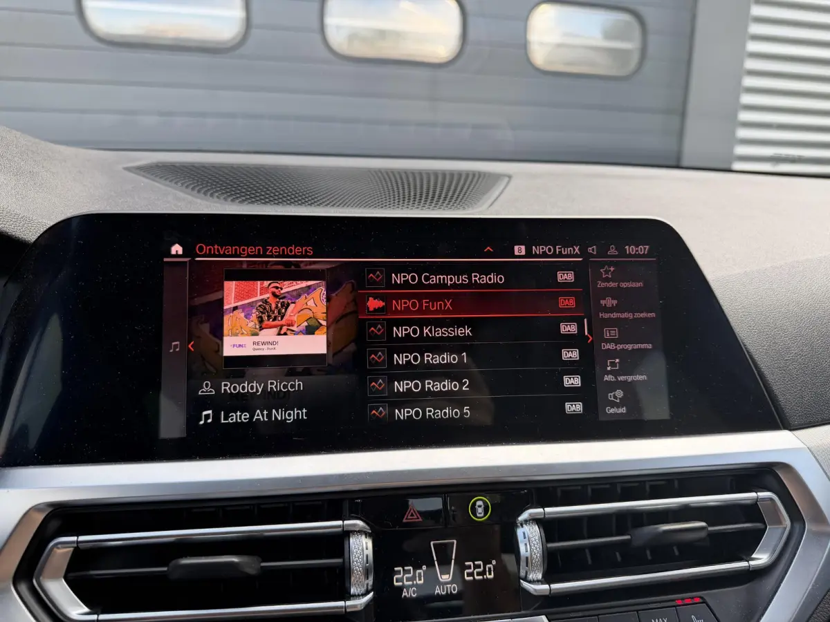 320i xDrive High Executive Edition | Navigatie | Head-Up Display | DAB | Privacy Glass | Lederen Bekleding |