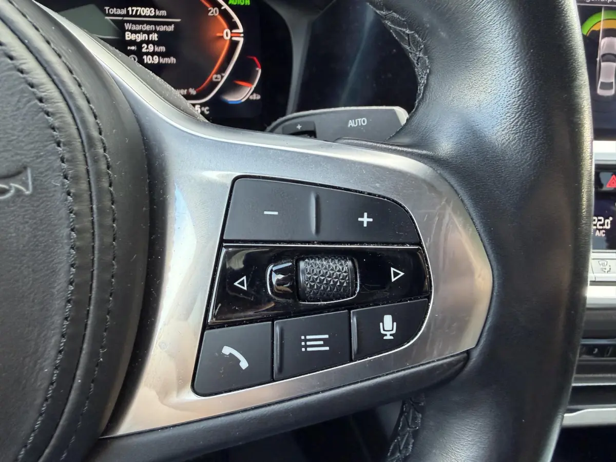 320i xDrive High Executive Edition | Navigatie | Head-Up Display | DAB | Privacy Glass | Lederen Bekleding |