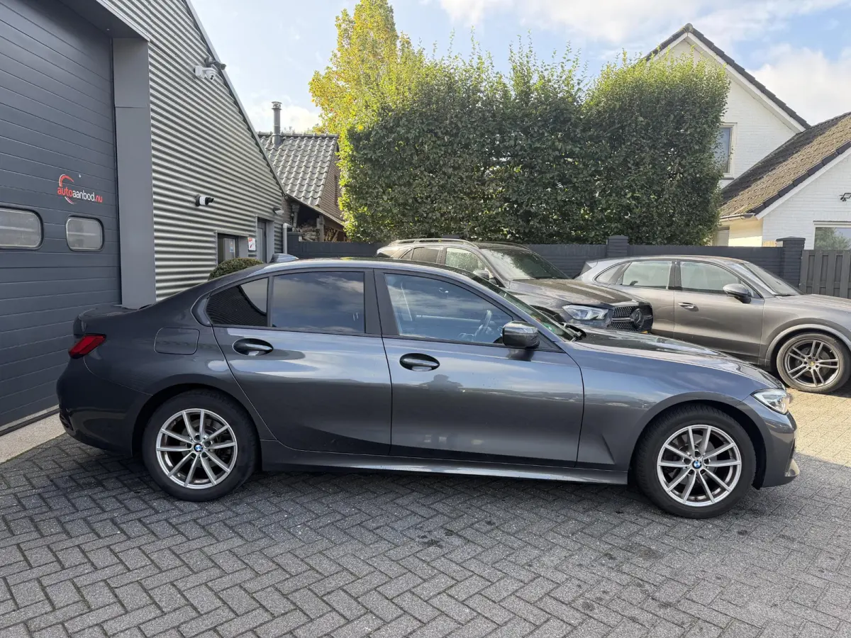 320i xDrive High Executive Edition | Navigatie | Head-Up Display | DAB | Privacy Glass | Lederen Bekleding |