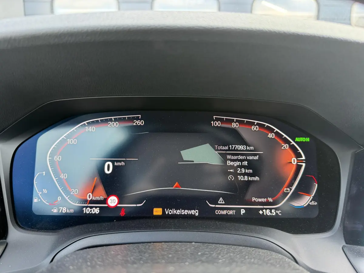 320i xDrive High Executive Edition | Navigatie | Head-Up Display | DAB | Privacy Glass | Lederen Bekleding |