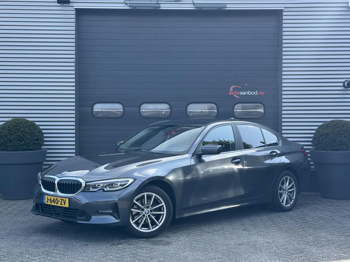 320i xDrive High Executive Edition | Navigatie | Head-Up Display | DAB | Privacy Glass | Lederen Bekleding |