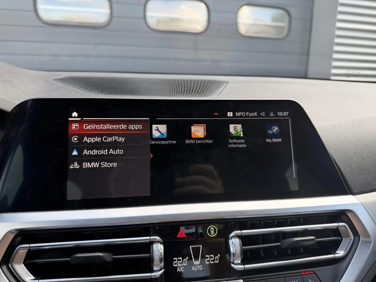320i xDrive High Executive Edition | Navigatie | Head-Up Display | DAB | Privacy Glass | Lederen Bekleding |