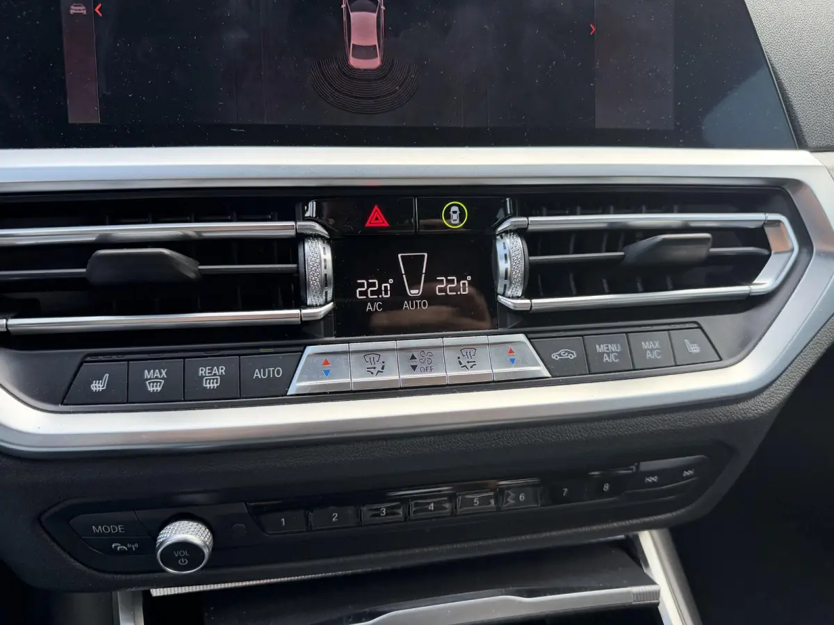 320i xDrive High Executive Edition | Navigatie | Head-Up Display | DAB | Privacy Glass | Lederen Bekleding |
