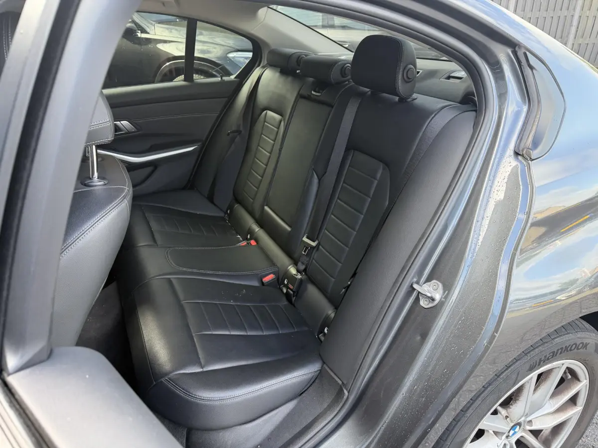 320i xDrive High Executive Edition | Navigatie | Head-Up Display | DAB | Privacy Glass | Lederen Bekleding |