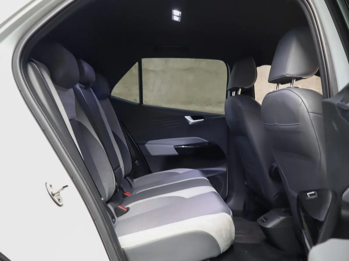 204pk First Plus 58 kWh | SoH 96% | Voorstoelen Verwarmd | Adaptive Cruise | 19" Velgen