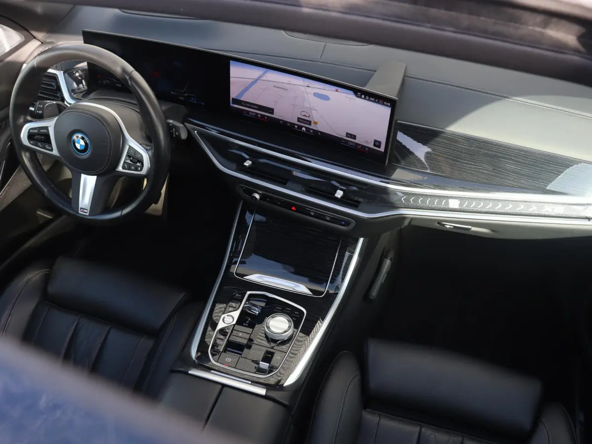 xDrive50e | M Sportpakket Pro | Panodak Skylounge | Head-Up | Trekhaak | Bowers & Wilkins | Soft Close | Parking Assistant Prof. | 22'' LMV