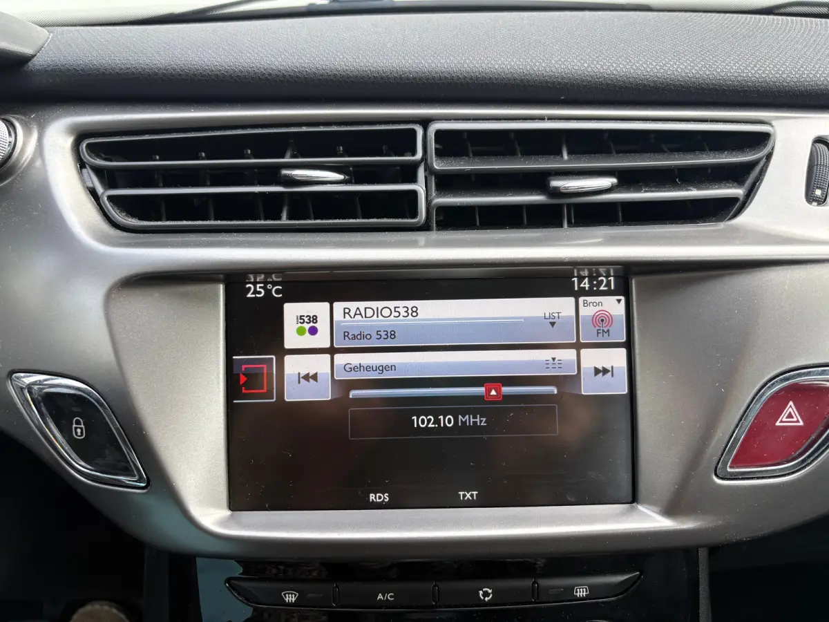 1.2 Selection CRUISE CONTROL| ARMSTEUN VOOR| BESTUURDERSTOEL IN HOOGTE VERSTELBAAR| ELEKTRISCHE RAMEN VOOR| BLUETOOTH TELEFOONVOORBEREIDING|