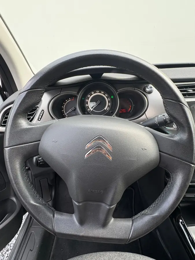 1.2 Selection CRUISE CONTROL| ARMSTEUN VOOR| BESTUURDERSTOEL IN HOOGTE VERSTELBAAR| ELEKTRISCHE RAMEN VOOR| BLUETOOTH TELEFOONVOORBEREIDING|