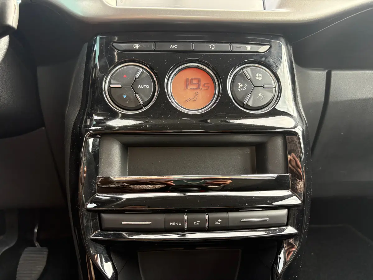 1.2 Selection CRUISE CONTROL| ARMSTEUN VOOR| BESTUURDERSTOEL IN HOOGTE VERSTELBAAR| ELEKTRISCHE RAMEN VOOR| BLUETOOTH TELEFOONVOORBEREIDING|