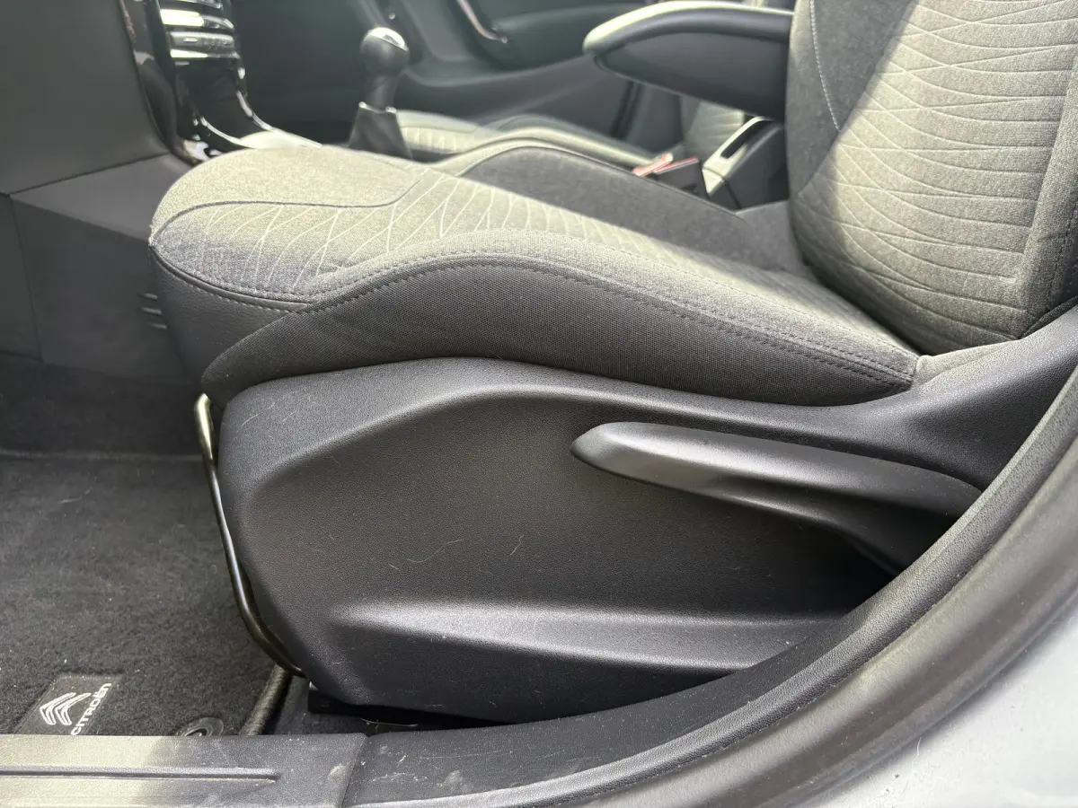 1.2 Selection CRUISE CONTROL| ARMSTEUN VOOR| BESTUURDERSTOEL IN HOOGTE VERSTELBAAR| ELEKTRISCHE RAMEN VOOR| BLUETOOTH TELEFOONVOORBEREIDING|
